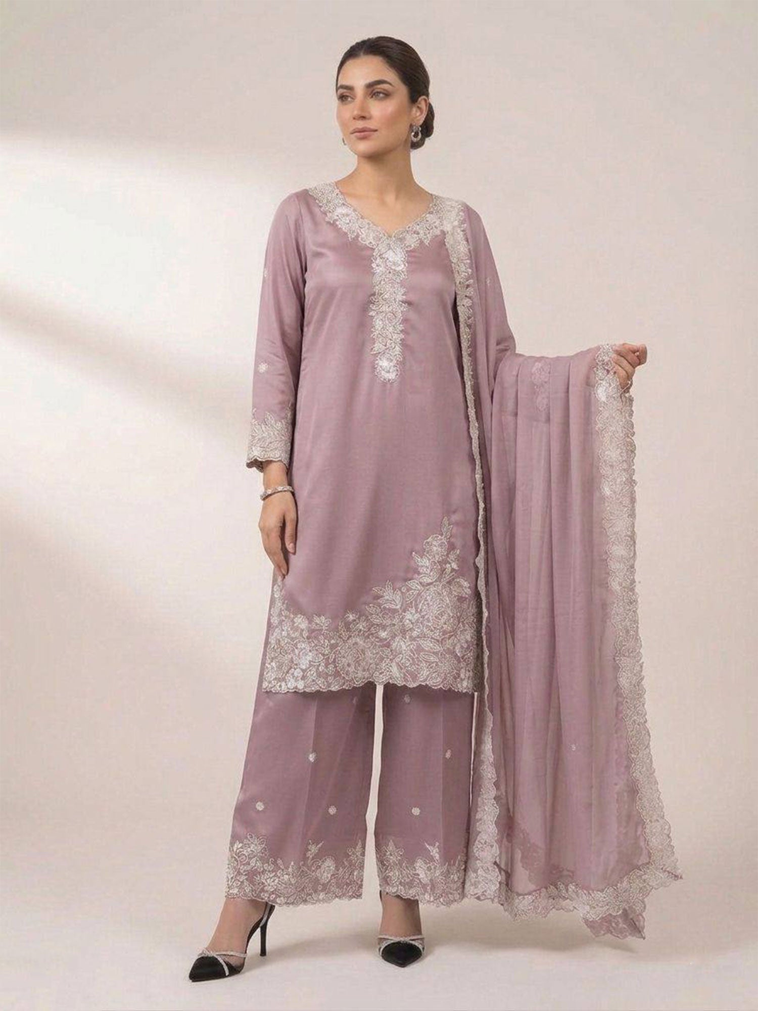 Mauve Floral Thread Work Salwar Suit In Crepe