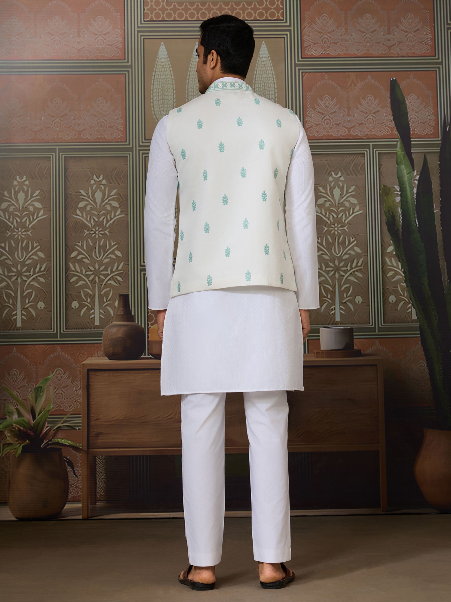 White Menswear Festive Kurta Pyjama In Thread Work