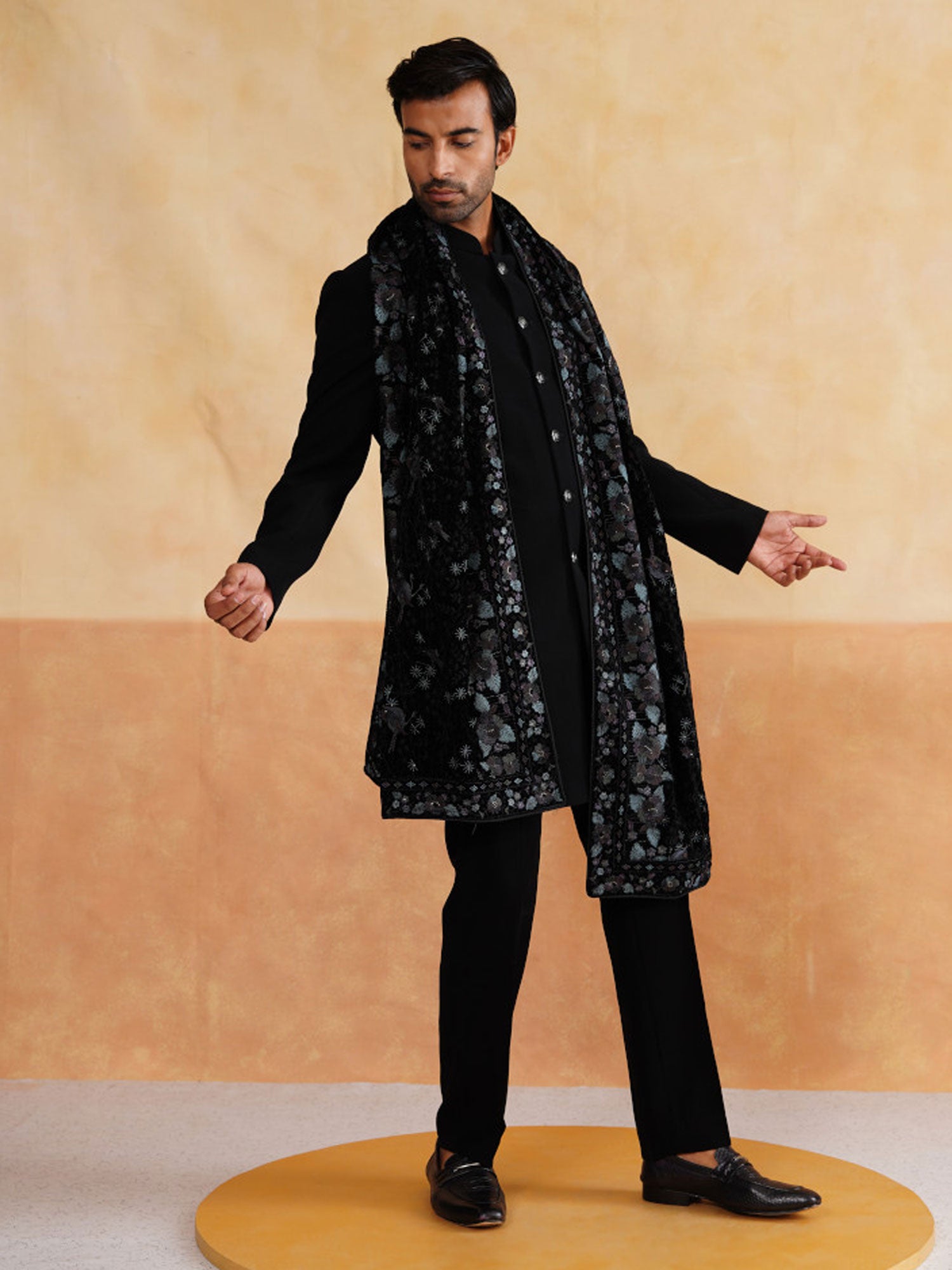 Black Men's Indowestern Set In Cotton With Stole